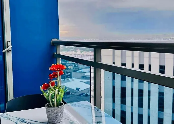 Aparthotel L A Azure Staycation